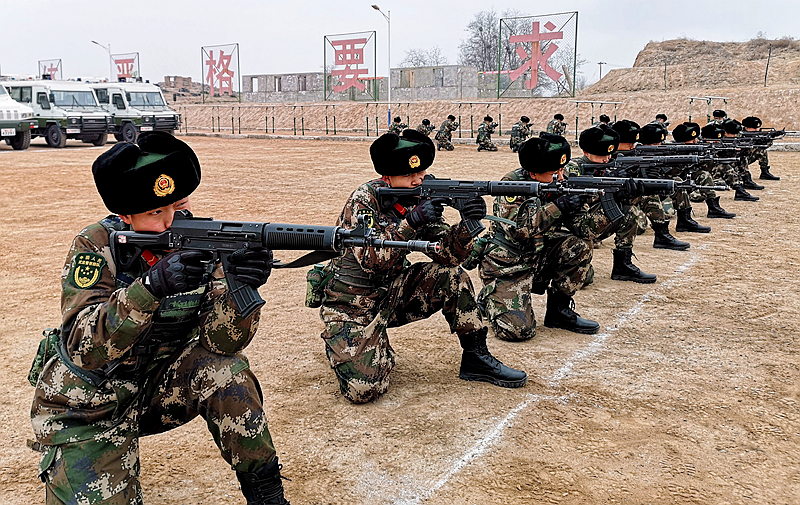 甘肅武警：打響新年開(kāi)訓(xùn)“第一槍”（組圖）