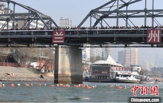 圖為活動(dòng)現(xiàn)場(chǎng)冬泳愛(ài)好者表演“漂游”?！钇G敏 攝