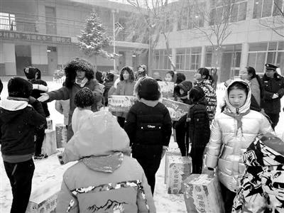 共青團城關區(qū)委開展“青暖衣冬”捐贈活動