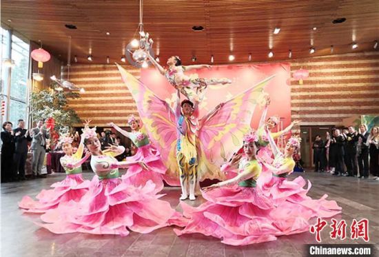 圖為雜技演員通過精湛的技藝贏得了滿堂喝彩?！「拭C省文化和旅游廳網(wǎng)站 攝