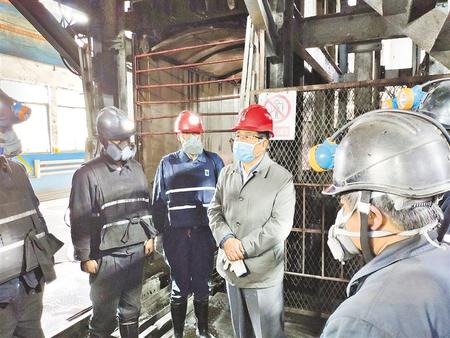 林鐸在平?jīng)稣{(diào)研指導(dǎo)疫情防控和生產(chǎn)恢復(fù)時強(qiáng)調(diào) 分類施策精準(zhǔn)防控 積極推動生產(chǎn)恢復(fù) 確保實(shí)現(xiàn)全省經(jīng)濟(jì)社會發(fā)展目標(biāo)任務(wù)