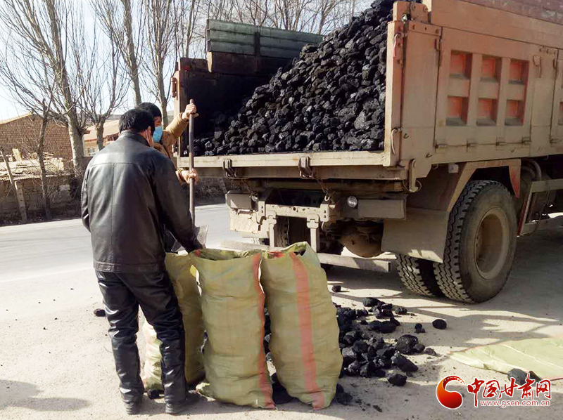 【甘肅全民戰(zhàn)“疫”】雪中送炭！會寧一企業(yè)為基層防控點捐贈10噸愛心煤（圖）
