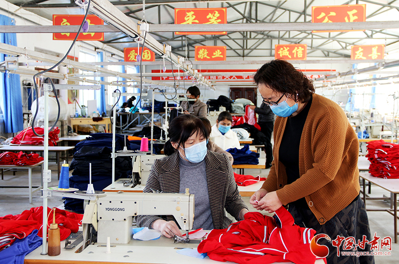 【甘肅全民戰(zhàn)“疫”】崇信：復工復產莫等閑 扶貧車間生產忙