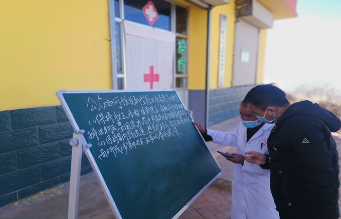 市紀(jì)委監(jiān)委駐村幫扶干部馬維高在村衛(wèi)生室宣傳疫情防控知識。.jpg