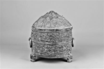 平?jīng)霾┥缴w神獸紋銅樽，東漢人向往過(guò)上神仙生活的印跡