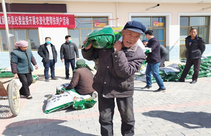 領取到春耕農(nóng)資的群眾臉上洋溢著喜悅.jpg