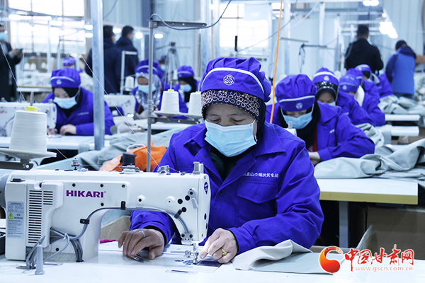 【甘肅省決戰(zhàn)決勝脫貧攻堅(jiān)】臨夏東鄉(xiāng)縣：扶貧車(chē)間建在家門(mén)口 貧困群眾變身“上班族”（圖）