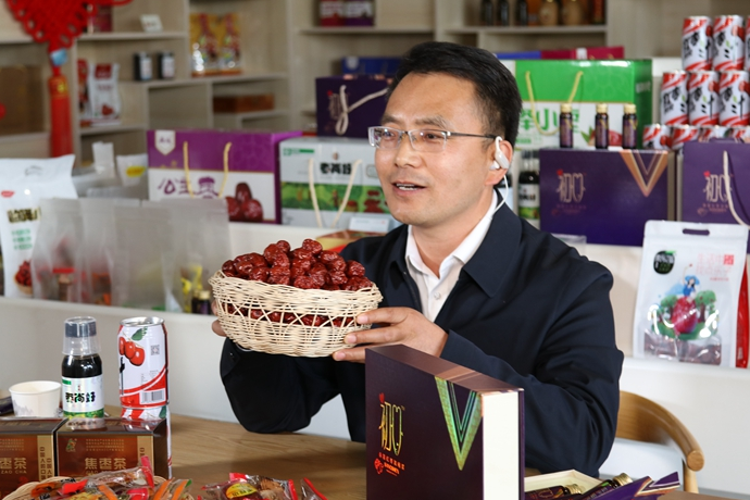 “縣長直播天團”唱響“甘貨春之聲”，售出近30種甘貨1萬余件 開進直播間的網(wǎng)絡(luò)扶貧博覽會，受百萬網(wǎng)友點贊 