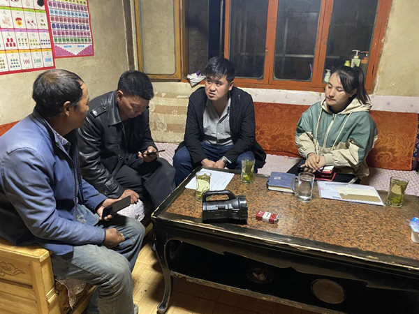 圖為木耳鎮(zhèn)紀(jì)檢干事盧建民（左三）連夜在多壩村多壩組奚連德家中了解受災(zāi)情況，排查安全隱患，并宣傳發(fā)生次生災(zāi)害的相關(guān)知識。_副本.jpg