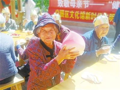 母親節(jié)，白銀“花村”擺了一場“敬老宴”