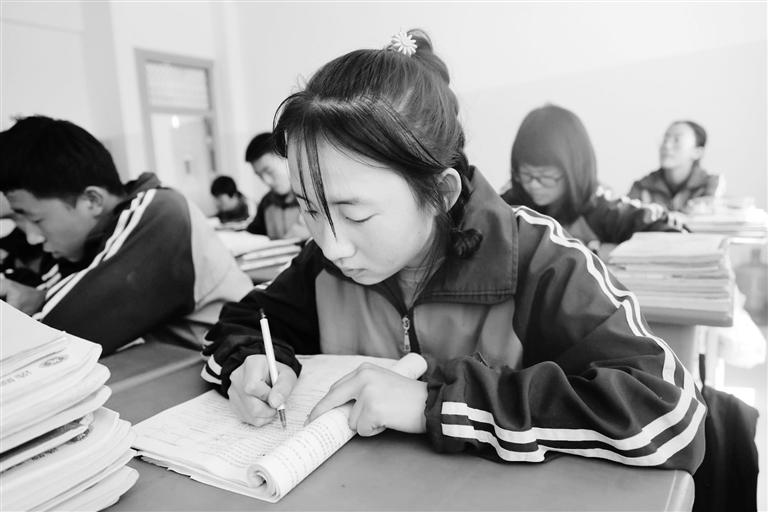 慶陽(yáng)環(huán)縣這名小姑娘，柔弱肩膀撐起一個(gè)大家庭