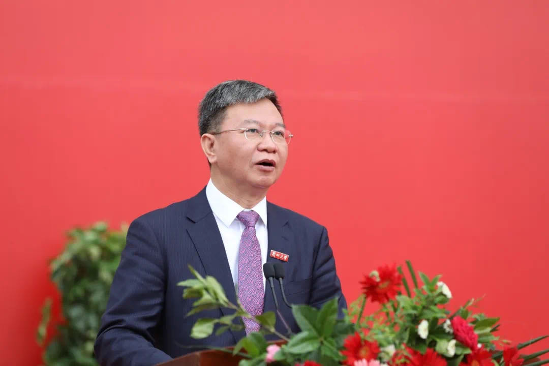 蘭州大學(xué)校長嚴(yán)純?nèi)A寄語2020屆本科畢業(yè)生：做敢擔(dān)當(dāng)、能擔(dān)當(dāng)、有擔(dān)當(dāng)?shù)娜?>
        </a><em>蘭州大學(xué)校長嚴(yán)純?nèi)A寄語2020屆本科畢業(yè)生：做敢擔(dān)當(dāng)、能擔(dān)當(dāng)、有擔(dān)當(dāng)?shù)娜?/em></li>
    <li><a  target=