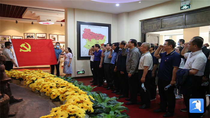 6月30日上午，慶陽市紀(jì)委監(jiān)委機關(guān)黨委組織全體黨員干部赴市博物館開展“迎七一·紀(jì)念建黨99周年”主題黨日活動。拍攝：葛歡_副本.jpg