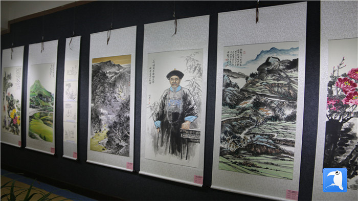 7月1日上午，定西市通渭縣紀(jì)委監(jiān)委舉辦“襄郡清風(fēng)·喜迎建黨99周年”廉政文化書畫展， 共同為黨的生日獻(xiàn)禮。_副本.jpg