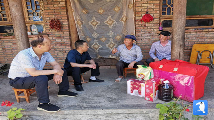 在建黨99周年來臨之際，隴南市禮縣紀(jì)委監(jiān)委在中壩鎮(zhèn)、三峪鄉(xiāng)開展“七一”慰問老黨員、困難黨員活動，為他們送去組織的關(guān)懷和節(jié)日的問候。_副本.jpg