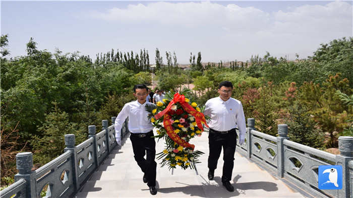 七一”前夕，白銀市紀(jì)委監(jiān)委機關(guān)黨委組織黨員來到紅軍西路軍景泰烈士陵園開展主題黨日活動。 朱鵬拍攝_副本.jpg