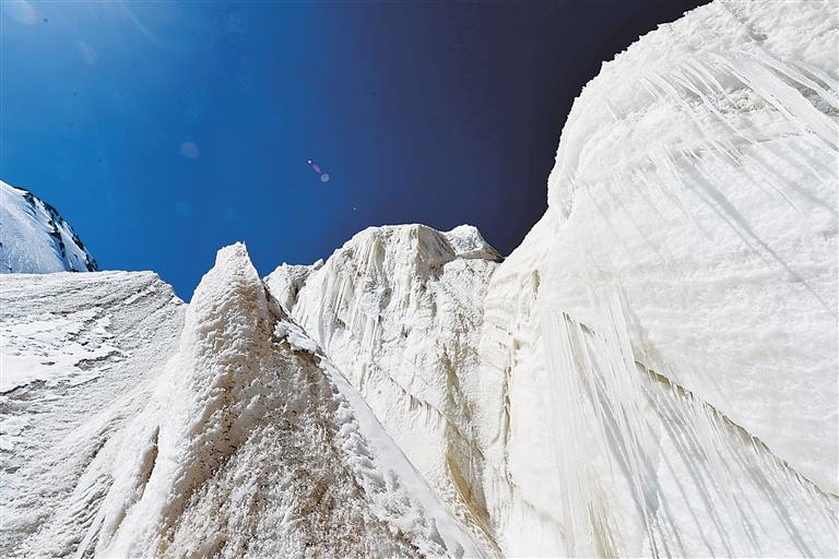 酒泉：透明夢(mèng)柯冰川勇敢地來一趟“冰鎮(zhèn)”之旅