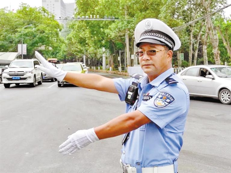 蘭州城關(guān)區(qū)交警大隊(duì)一線老交警馬驍：俯首甘為“老黃?！?>
        </a><em>蘭州城關(guān)區(qū)交警大隊(duì)一線老交警馬驍：俯首甘為“老黃牛”</em></li>
    <li><a  target=