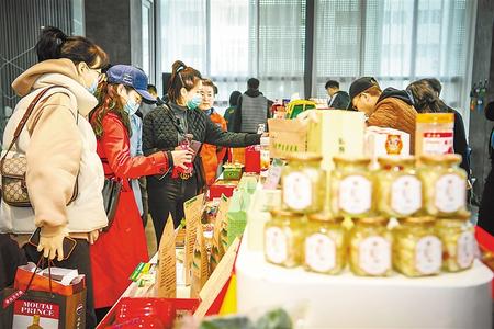 今天，在這里聽榆中的脫貧故事 ——榆中縣“脫貧攻堅(jiān)宣傳周”發(fā)布活動(dòng)暨脫貧攻堅(jiān)主題成就展啟動(dòng)側(cè)記