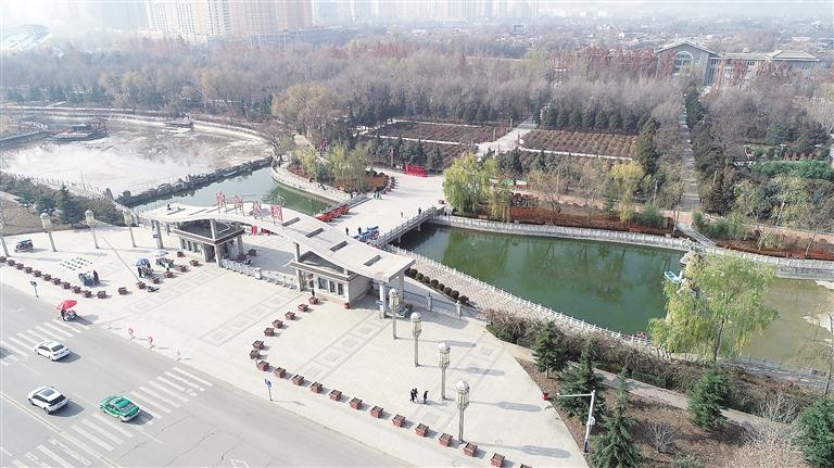 　初冬時(shí)節(jié)，臨夏市東郊公園里,楓樹(shù)、松柏、云杉等樹(shù)木色彩斑斕