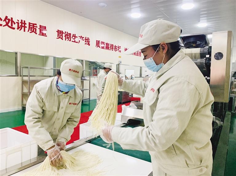 蘭州市規(guī)?；懊鏃l加工項(xiàng)目”投入運(yùn)營(yíng) 將配送到市區(qū)280多家直營(yíng)店