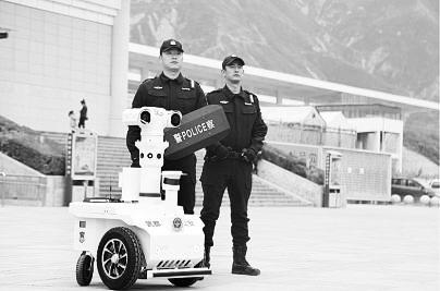 新奇！5G巡邏機(jī)器人亮相隴南武都街頭