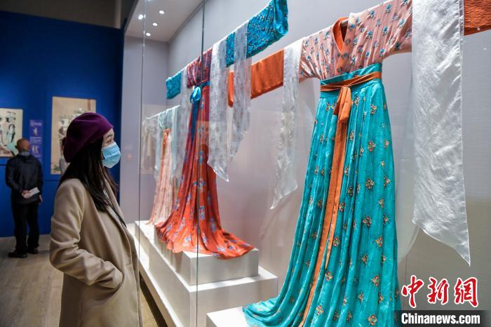 觀眾在參觀唐代服飾?！●樤骑w 攝