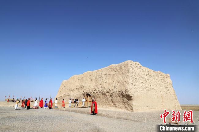 數(shù)十位身著古裝的女性通過(guò)體驗(yàn)賞漢舞、習(xí)漢禮、吟誦詩(shī)詞等中華傳統(tǒng)文化，再現(xiàn)古絲綢之路的繁華盛景?！⊥踺?攝