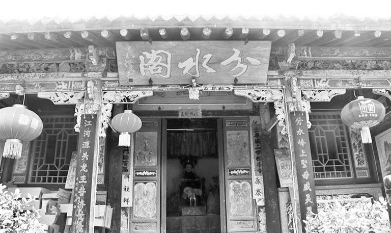 秦嶺鎮(zhèn)分水閣，一屋檐水分江河 這里可看水系奇觀，可賞連翹花海