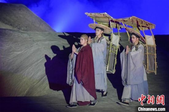 圖為演出現(xiàn)場，該劇獨創(chuàng)360度旋轉(zhuǎn)并前后移動觀眾席，顛覆傳統(tǒng)劇場舞臺表演模式?！⊥醣筱y 攝