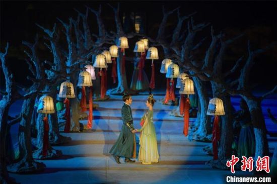 圖為全新升級《敦煌盛典》，新增戰(zhàn)馬、燈籠矩陣，以及最新聲、光、電硬件設(shè)施?！⊥醣筱y 攝