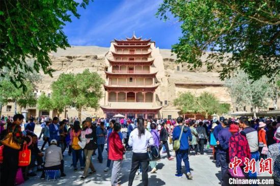 中國農(nóng)歷四月初八，敦煌民眾傳承歷史習俗，前往莫高窟燒香禮佛、祈福。(資料圖) 王斌銀 攝