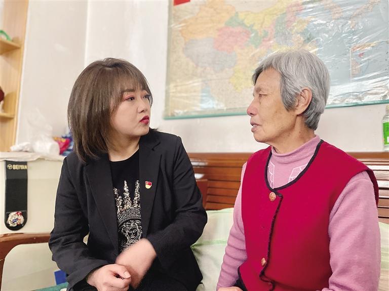 敦煌路街道任家莊街東社區(qū)黨委書(shū)記、居委會(huì)主任譚莉：我們必須成為老百姓?qǐng)?jiān)強(qiáng)的后盾