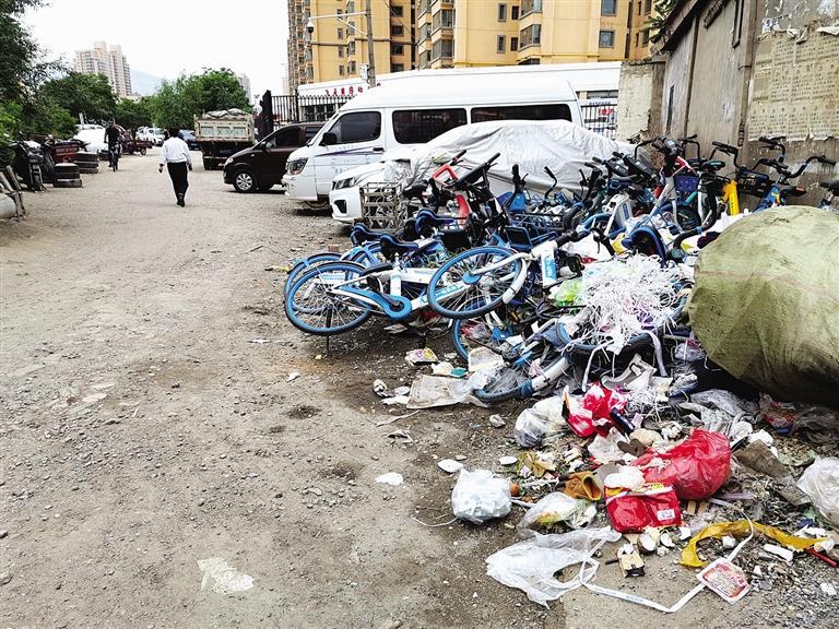 百米土路臟亂差，誰來管？經(jīng)記者協(xié)調(diào)，社區(qū)組織志愿者進(jìn)行了清理