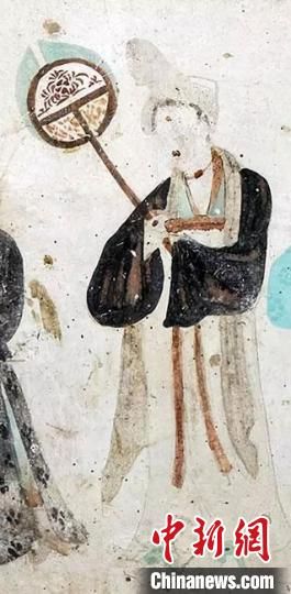 “一把小扇在手，笑對仲夏酷暑?！眻D為莫高窟第468窟《執(zhí)團(tuán)扇女供養(yǎng)人》(中唐)?！《鼗脱芯吭汗﹫D