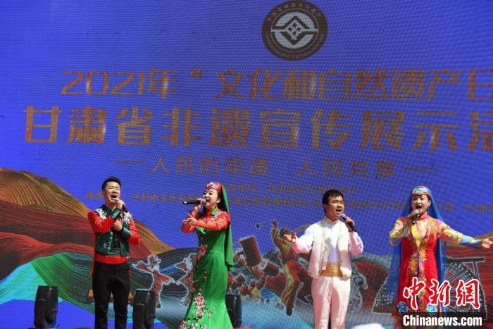 圖為甘肅臨夏回族自治州非遺傳承人演唱花兒?！钇G敏 攝