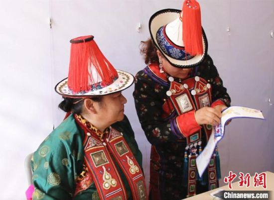 圖為用活態(tài)傳習(xí)的模式促進裕固族非物質(zhì)文化遺產(chǎn)的保護傳承?！∈缝o靜 攝