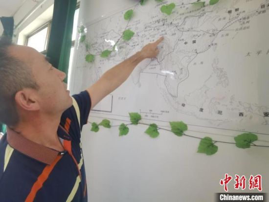 圖為甘肅省社會科學(xué)院絲綢之路研究所所長侯宗輝指出《絲綢之路古文明》課題組考察線路?！￠Z姣 攝