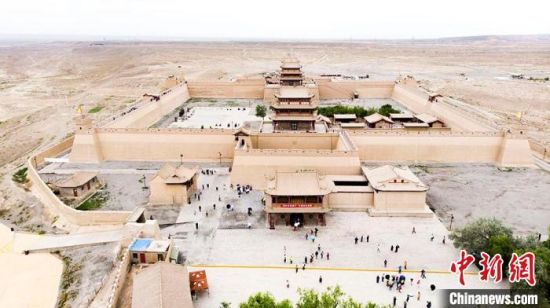 圖為7月中旬，世界文化遺產(chǎn)——嘉峪關(guān)，它是中國明代萬里長城的西端起點?！「哒埂z