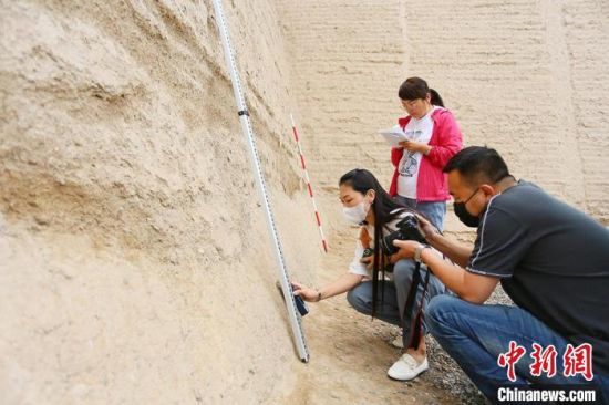 科技保護(hù)讓長城價值的真實性和完整性得到有效延續(xù)和傳承。圖為文物工作者正在測量關(guān)城的相關(guān)數(shù)據(jù)?！「哒?攝