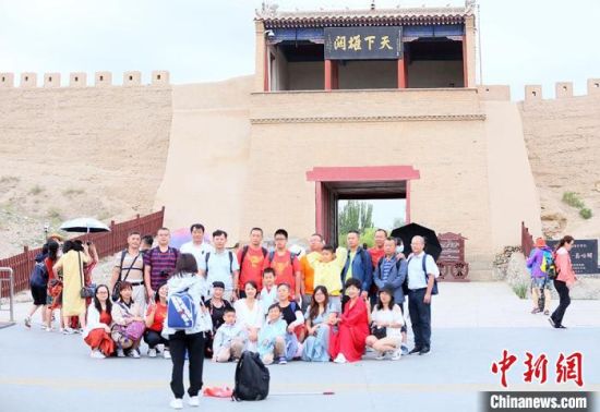 歷經(jīng)數(shù)十載保護(hù)修繕的古老關(guān)城得以延年益壽，成為了海內(nèi)外游客“絲路游”的必經(jīng)打卡地。　高展 攝