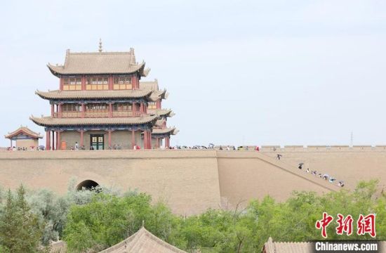 歷經(jīng)數(shù)十載保護(hù)修繕的古老關(guān)城得以延年益壽，成為了海內(nèi)外游客“絲路游”的必經(jīng)打卡地?！「哒?攝
