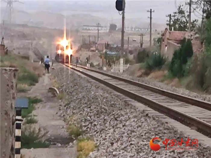 驚險(xiǎn)！火車來臨小男孩鐵路上玩耍 蘭鐵民警飛奔將其救下