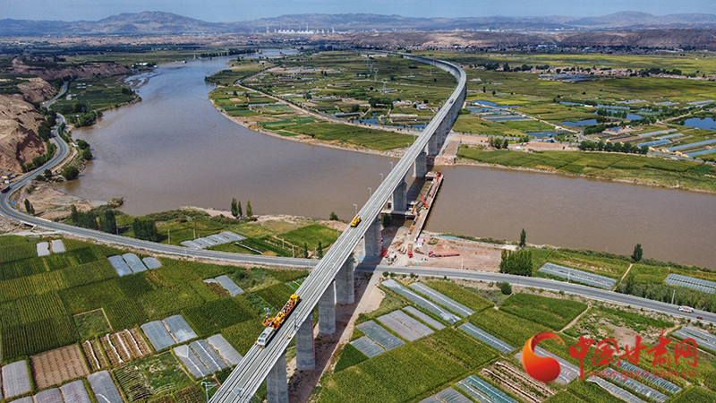 【隴拍客】直擊現(xiàn)場！看中蘭鐵路首條接觸網(wǎng)導(dǎo)線如何架設(shè)