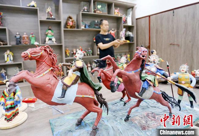 安秋平是成州面塑第五代傳承人，也是當(dāng)?shù)匚ㄒ粓允孛嫠苤谱鞯娜??！「哒?攝