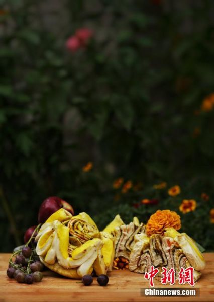 圖為做好的月餅，狀似玫瑰，切開后層層疊疊，色彩斑斕。張文 攝