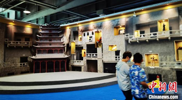 該展覽還借助科技手段，復(fù)原“藏經(jīng)洞”場(chǎng)景，將莫高窟“搬進(jìn)”展廳。　丁思 攝