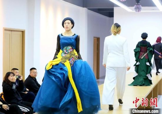 東鄉(xiāng)繡娘在T臺走秀?！「哒?攝