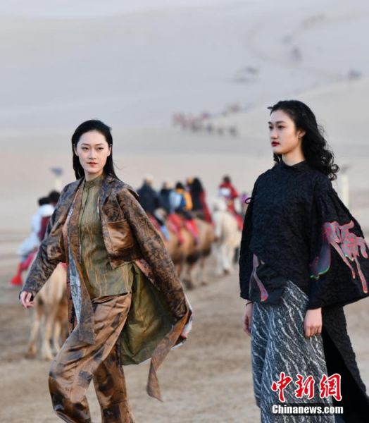 圖為敦煌服裝秀展示。 殷春永 攝