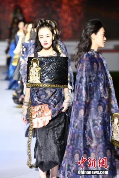 圖為敦煌服裝秀展示。 殷春永 攝